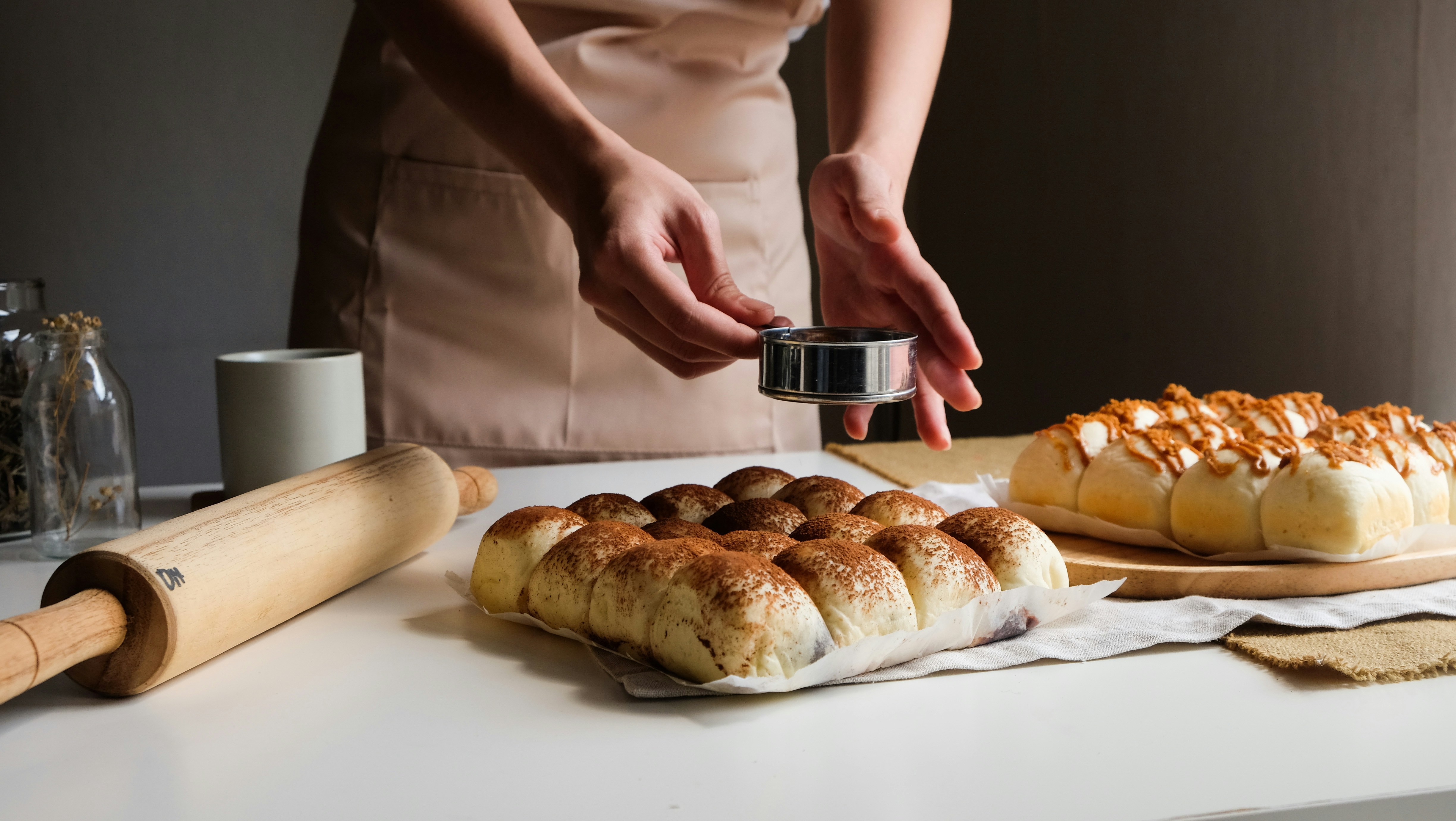 Un pâtissier façonne ses créations à la main dans son atelier